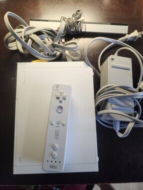Nintendo Wii Console Bundle With Mario Kart in White with Remote & Sensor Bar